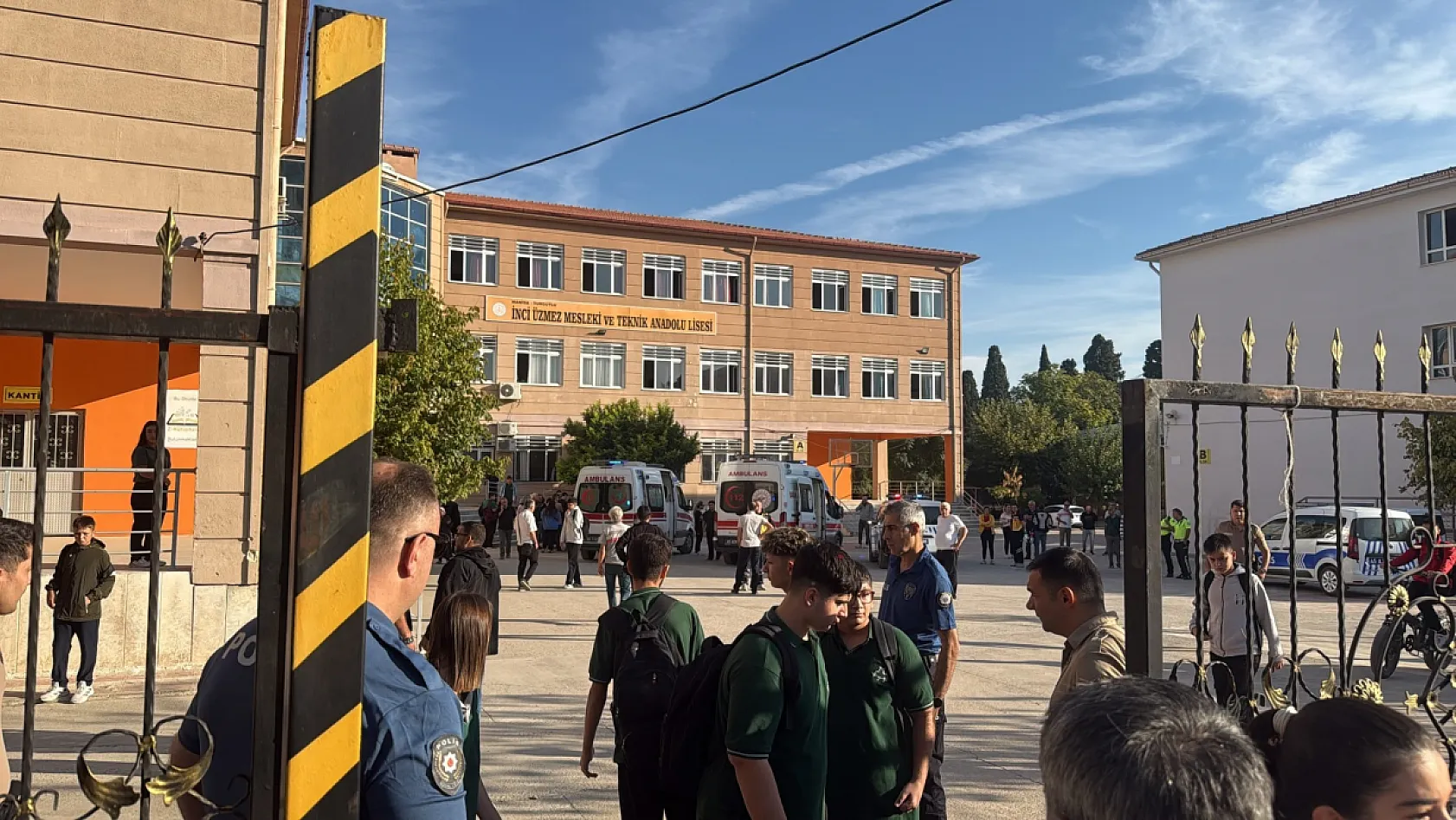 Silah ihbarı sonrası veliler okula akın etti, arbede çıktı