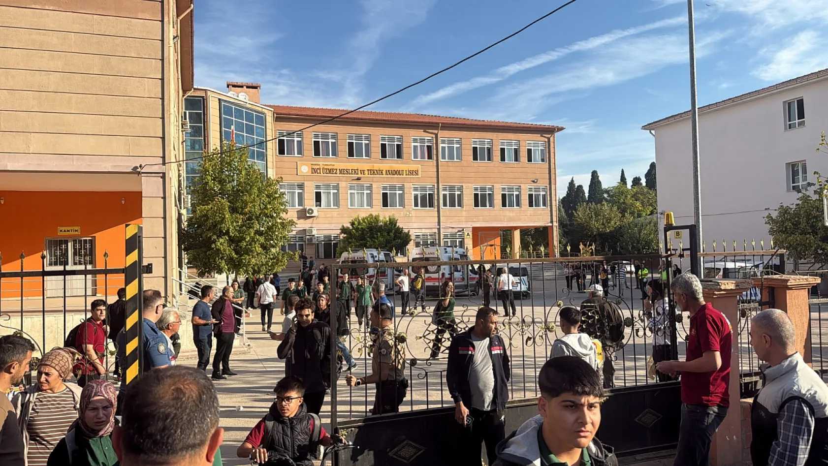 Silah ihbarı sonrası veliler okula akın etti, arbede çıktı