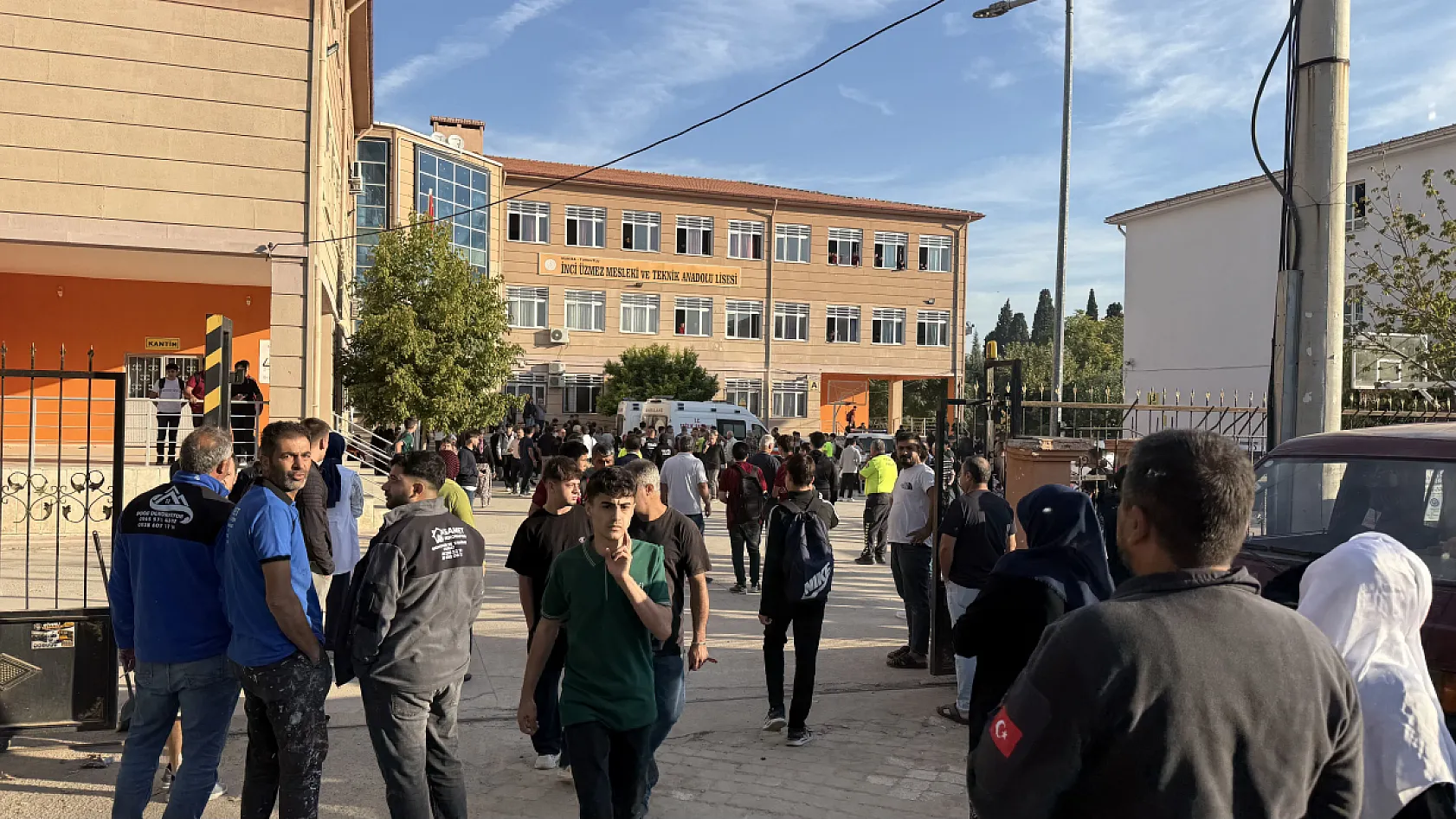 Silah ihbarı sonrası veliler okula akın etti, arbede çıktı