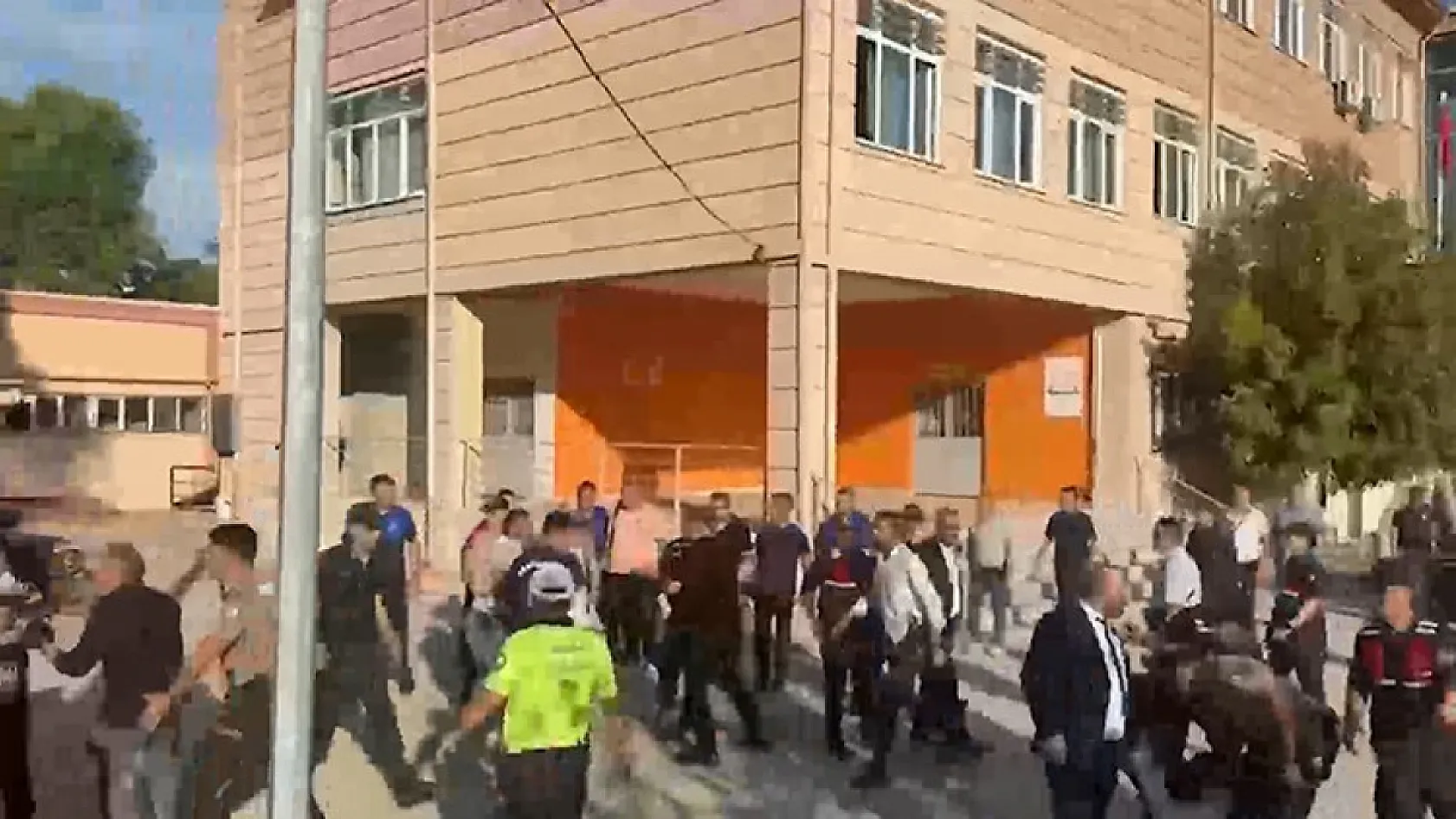 Silah ihbarı sonrası veliler okula akın etti, arbede çıktı