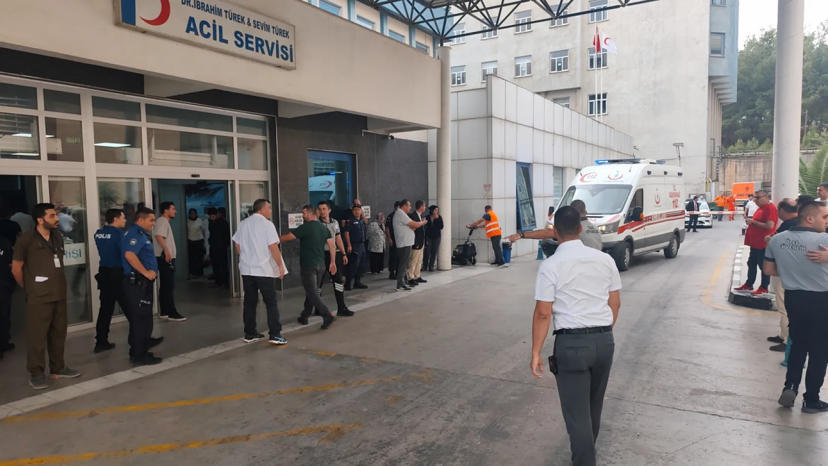 Turgutlu'da okul önünde dehşet: 11 öğrenci yaralandı