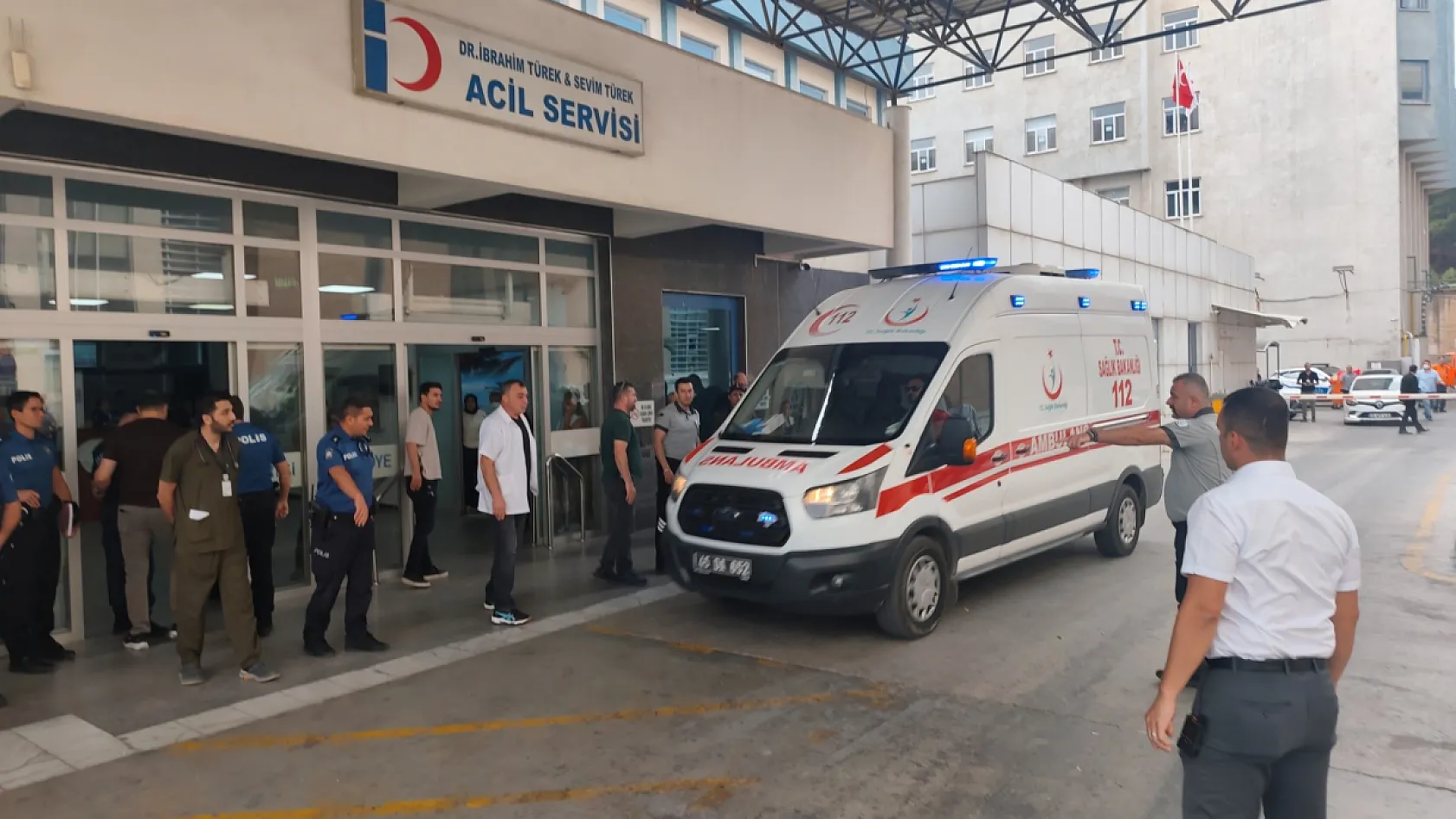 Turgutlu'da okul önünde dehşet: 11 öğrenci yaralandı