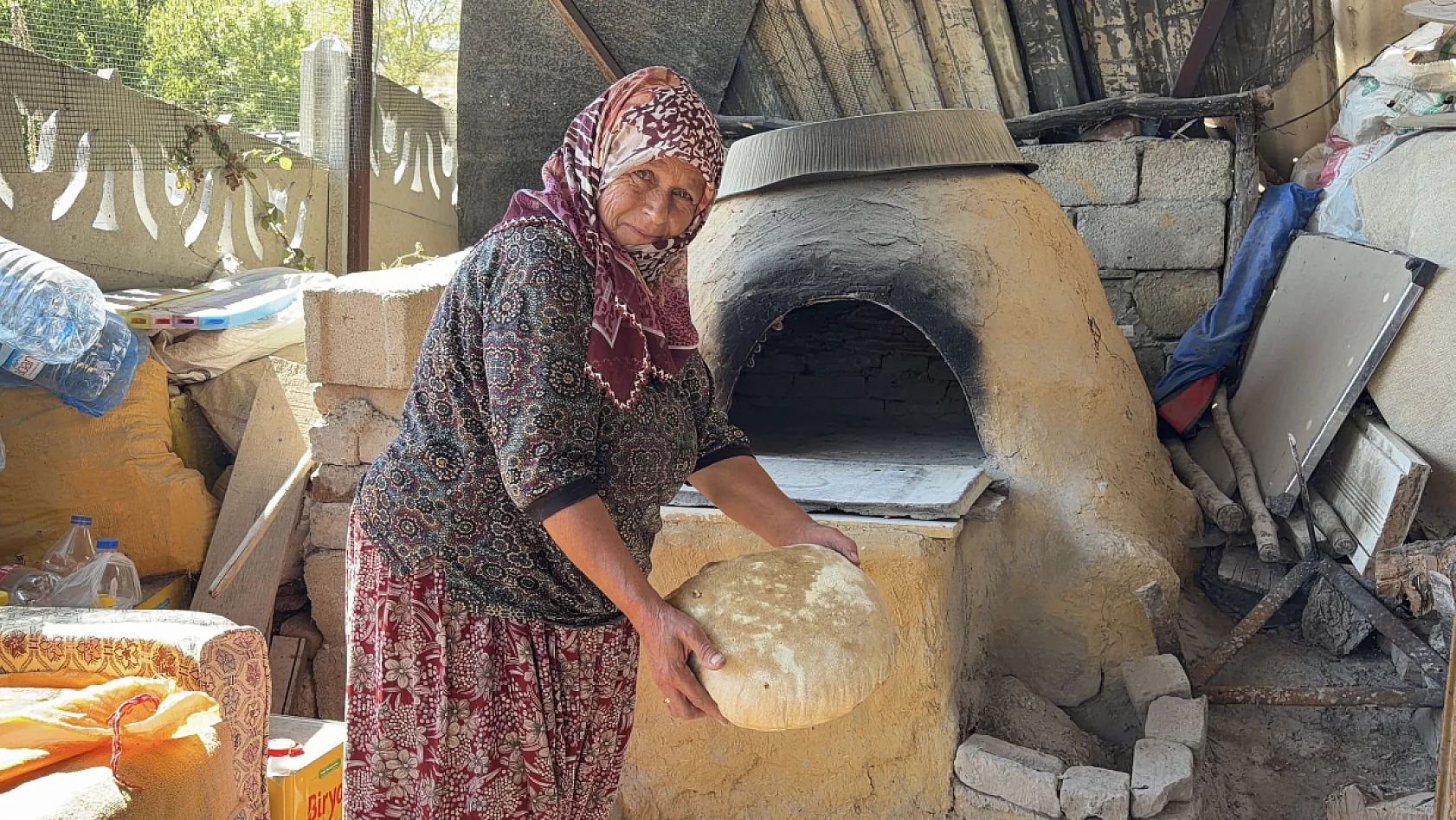 Taş fırında pişen köy ekmeği geleneksel lezzeti yaşatıyor