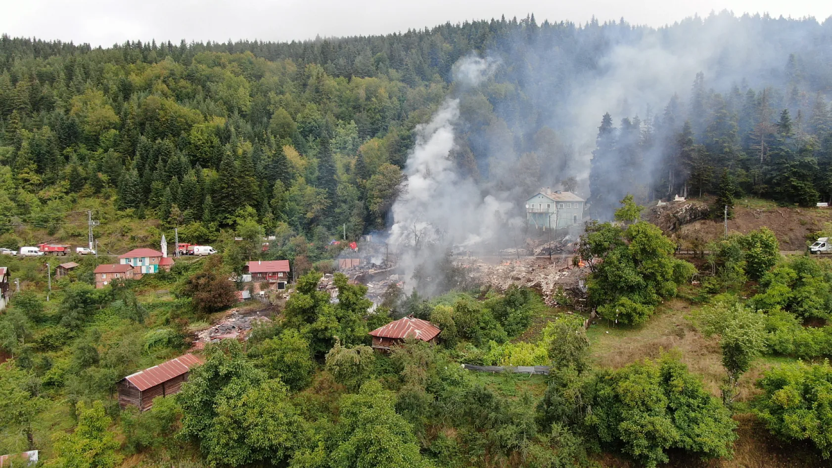 11 evin yandığı köy havadan görüntülendi