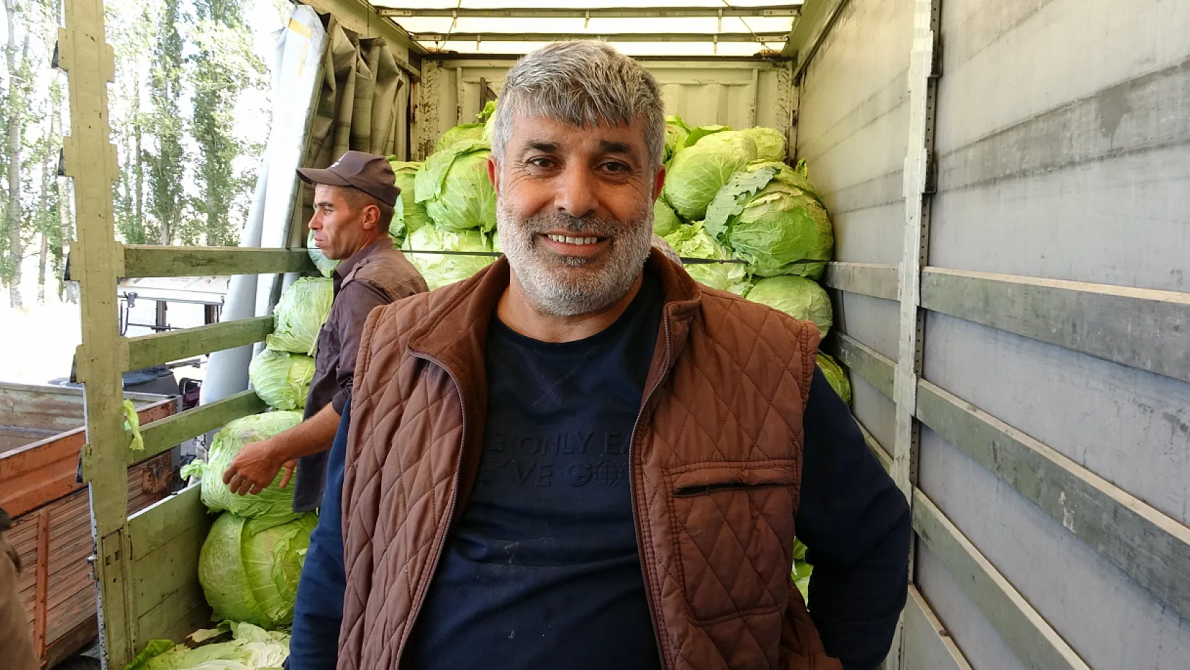 Söğütlü lahanası tırlara yüklenip Türkiye'ye gönderiliyor