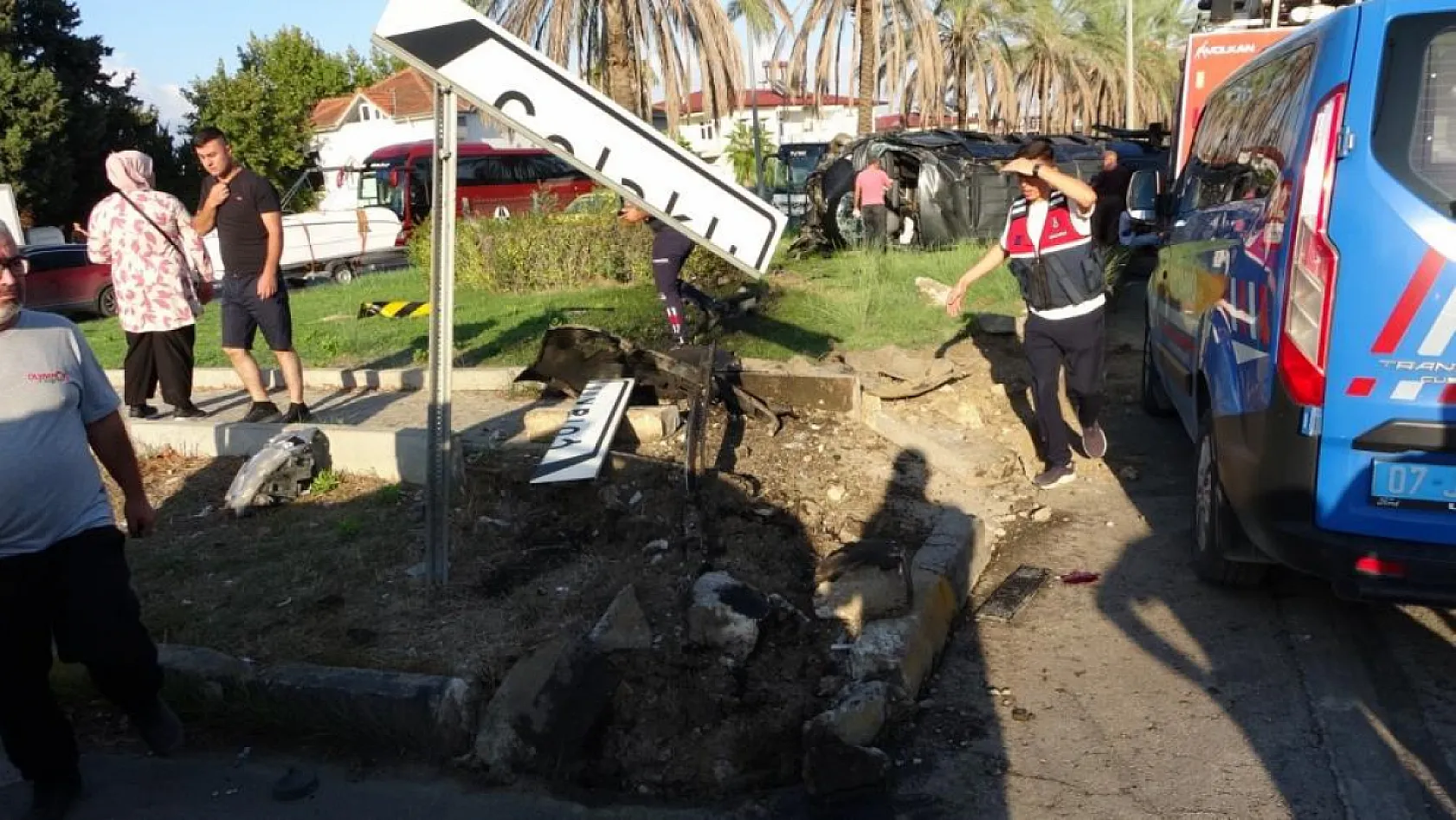 Manavgat'ta tur minibüsü dehşeti: 15 yaralı