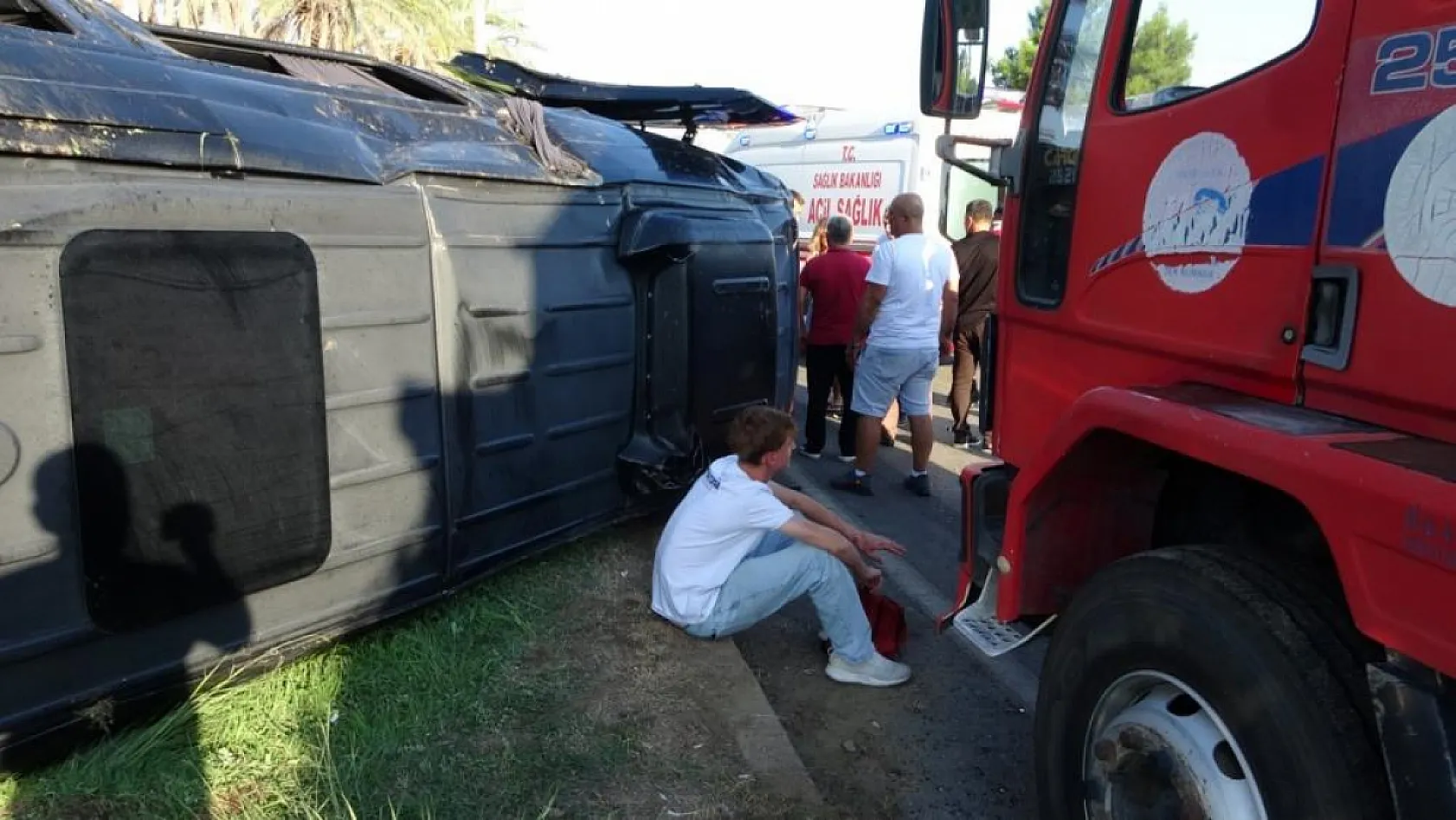 Manavgat'ta tur minibüsü dehşeti: 15 yaralı