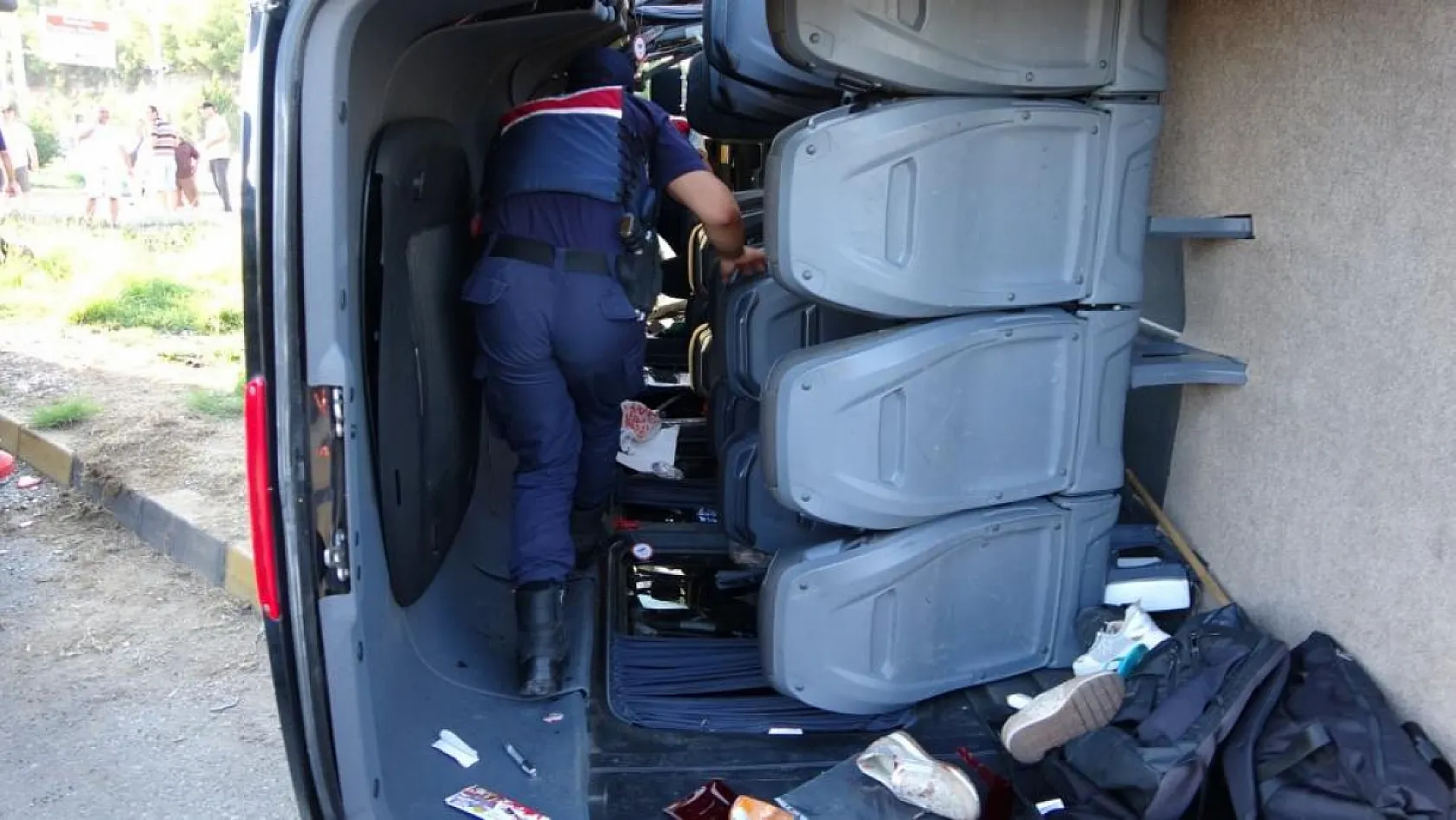 Manavgat'ta tur minibüsü dehşeti: 15 yaralı