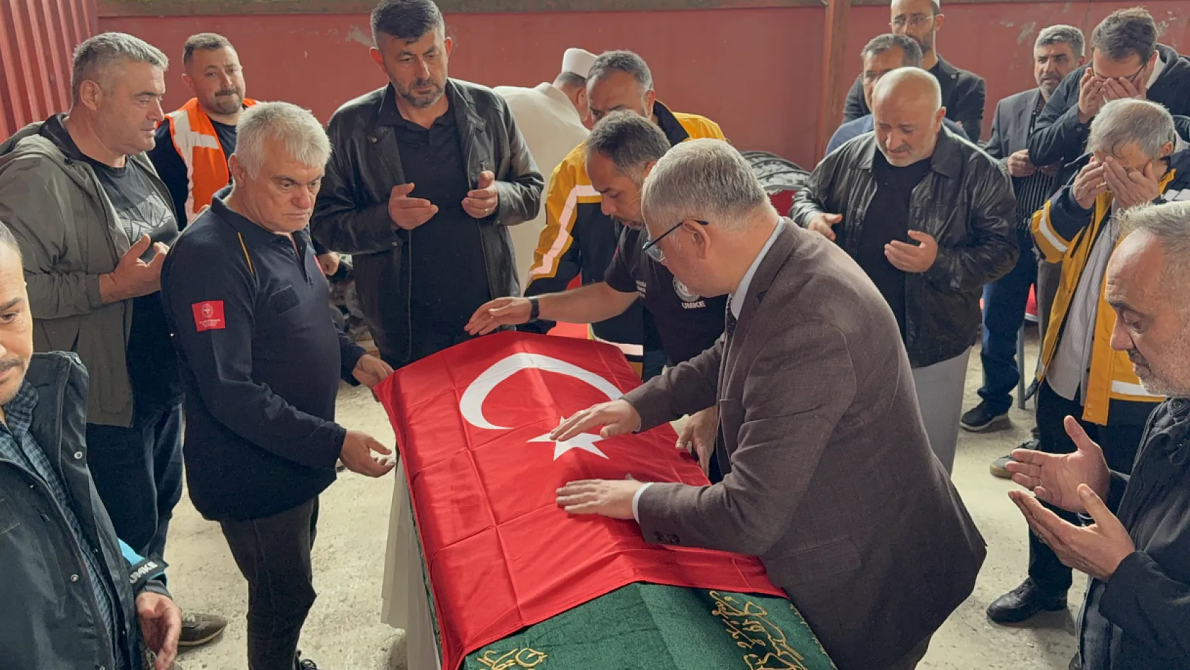 Hayatını kaybeden UMKE hemşiresi gözyaşlarıyla uğurlandı