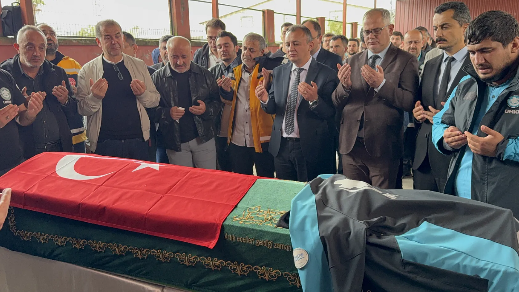 Hayatını kaybeden UMKE hemşiresi gözyaşlarıyla uğurlandı