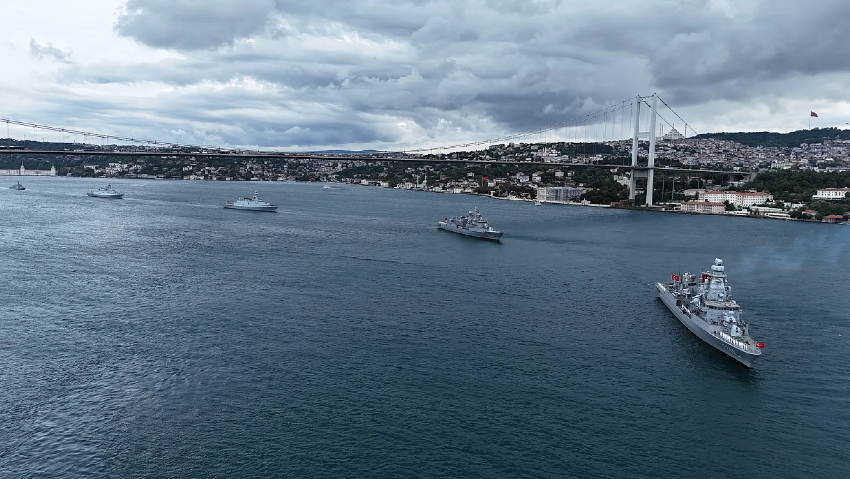 İstanbul Boğazı'nda 15 gemili geçit töreni
