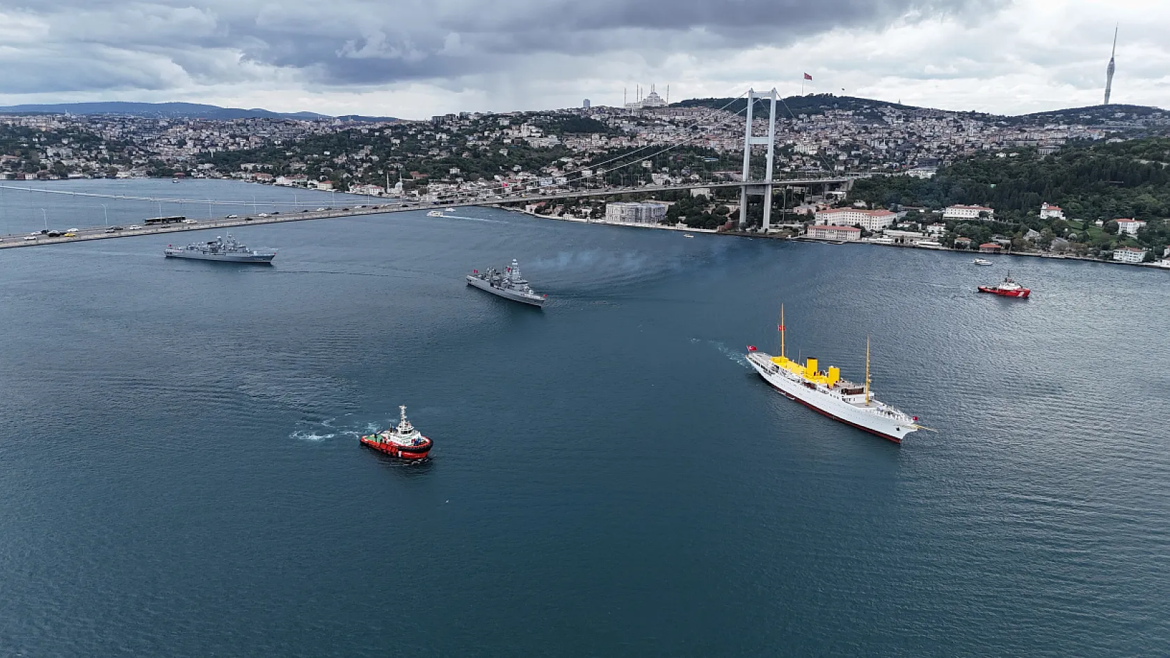 İstanbul Boğazı'nda 15 gemili geçit töreni