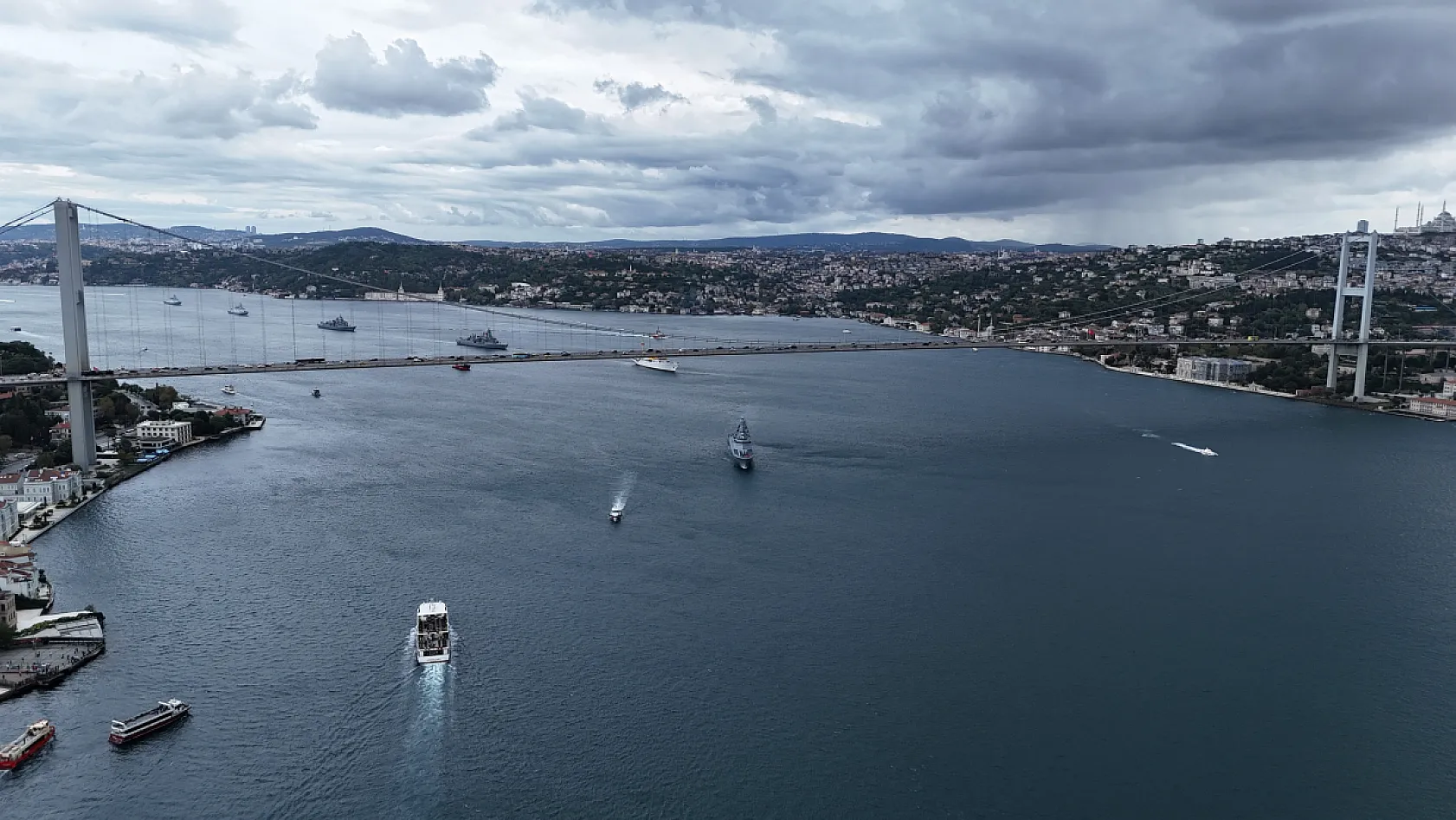 İstanbul Boğazı'nda 15 gemili geçit töreni