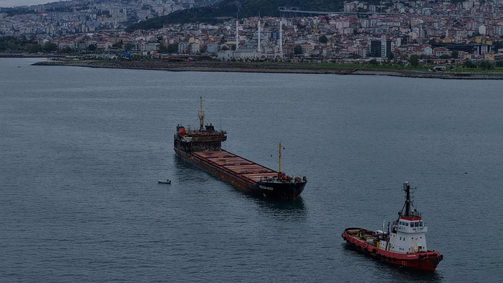 Hasarlı gemi Trabzon açıklarına demirledi
