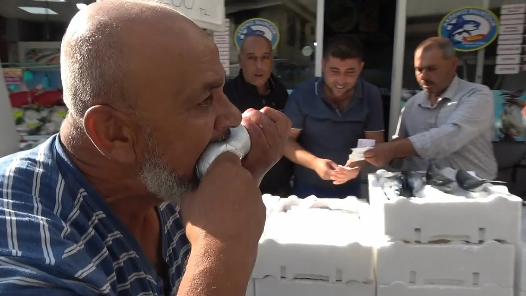 Kilis'te palamut 100 liraya düştü, balıkçı çalışanı çiğ çiğ yedi
