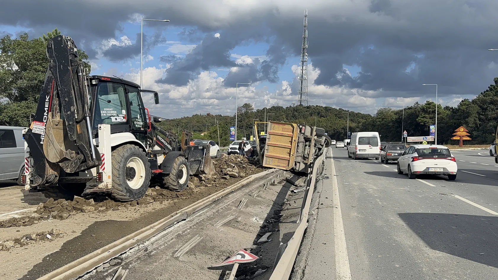 Arnavutköy'de hafriyat kamyonu refüje devrildi: Molozlar karşı şeride savruldu