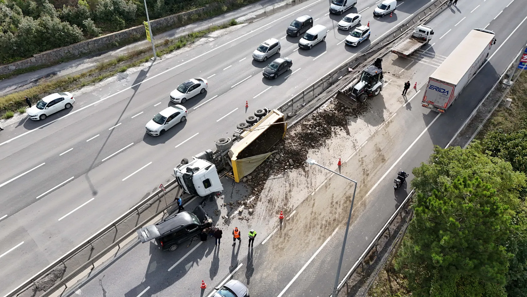 Arnavutköy'de hafriyat kamyonu refüje devrildi: Molozlar karşı şeride savruldu