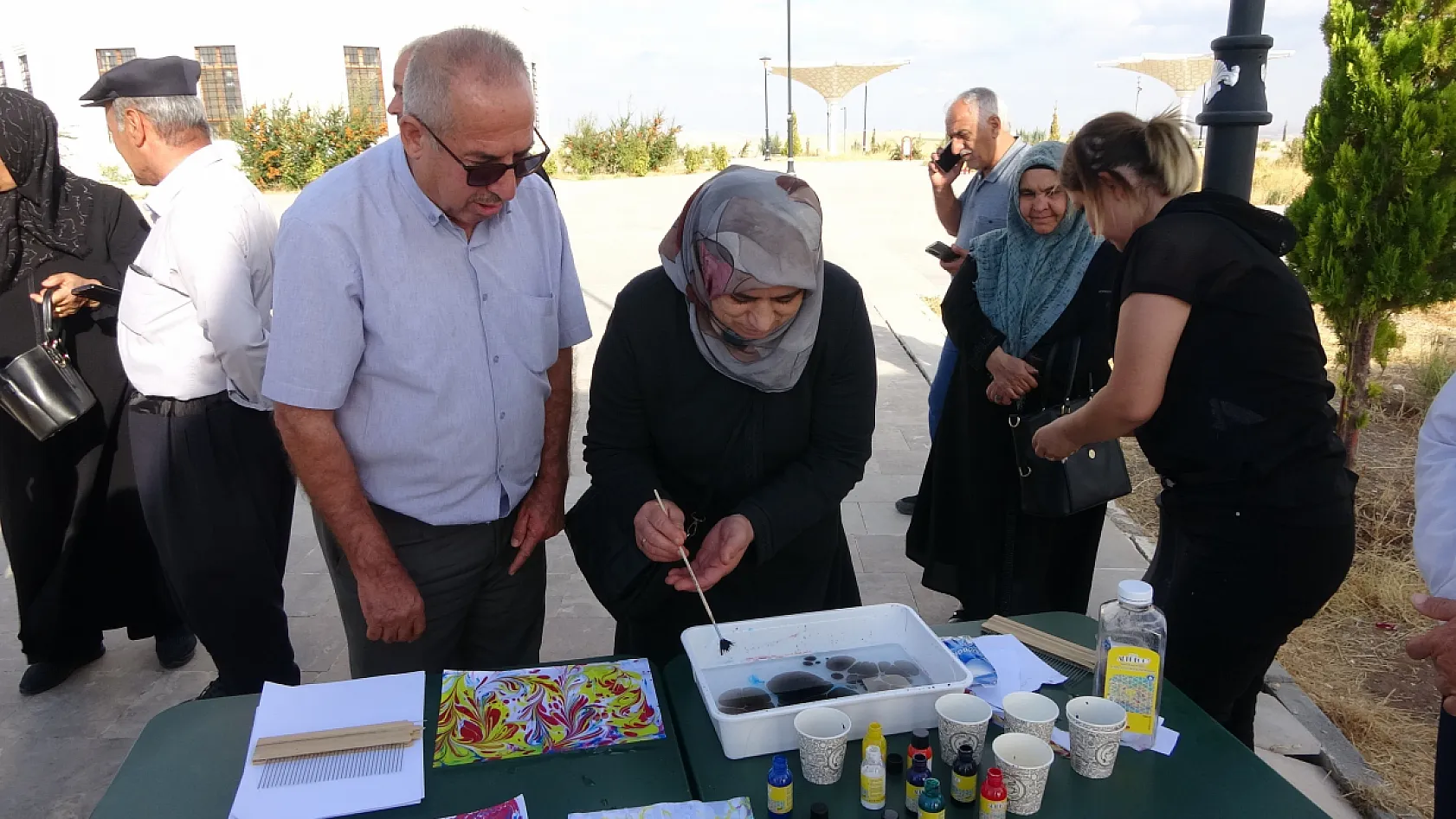 Adıyaman'da yaşlı vatandaşlar ebru sanatıyla buluştu