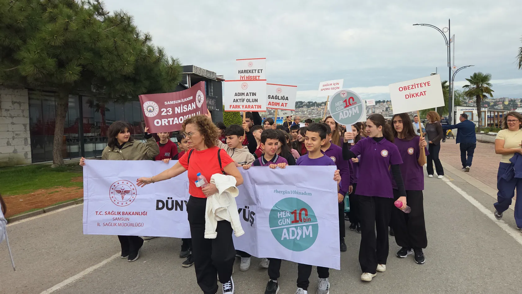 Samsun'da öğrenciler sağlıklı yaşam için yürüdü