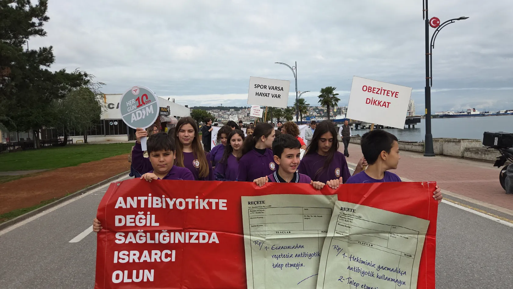 Samsun'da öğrenciler sağlıklı yaşam için yürüdü