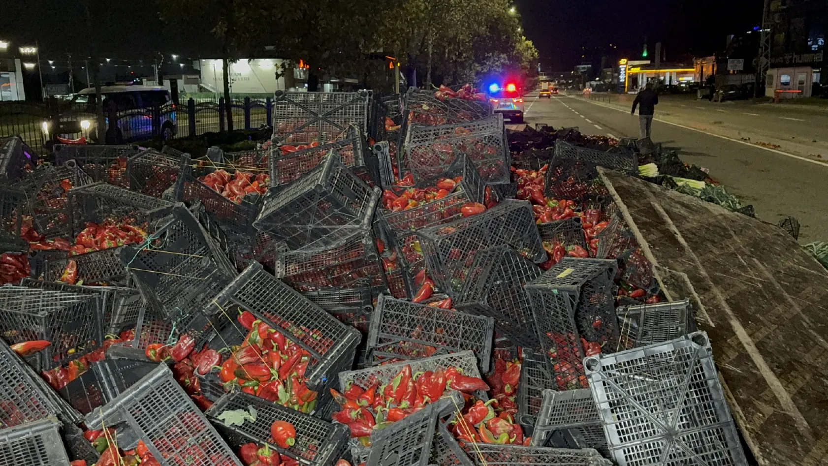 Samsun'da kapya biber yüklü kamyon devrildi, 10 ton biber yola saçıldı