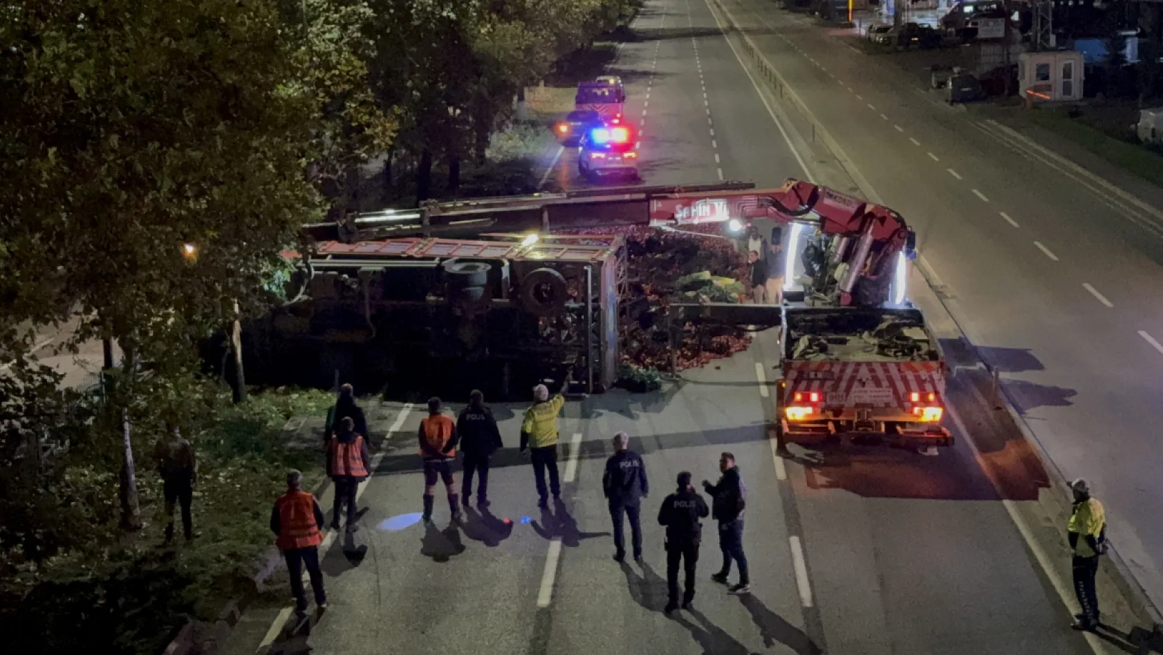 Samsun'da kapya biber yüklü kamyon devrildi, 10 ton biber yola saçıldı