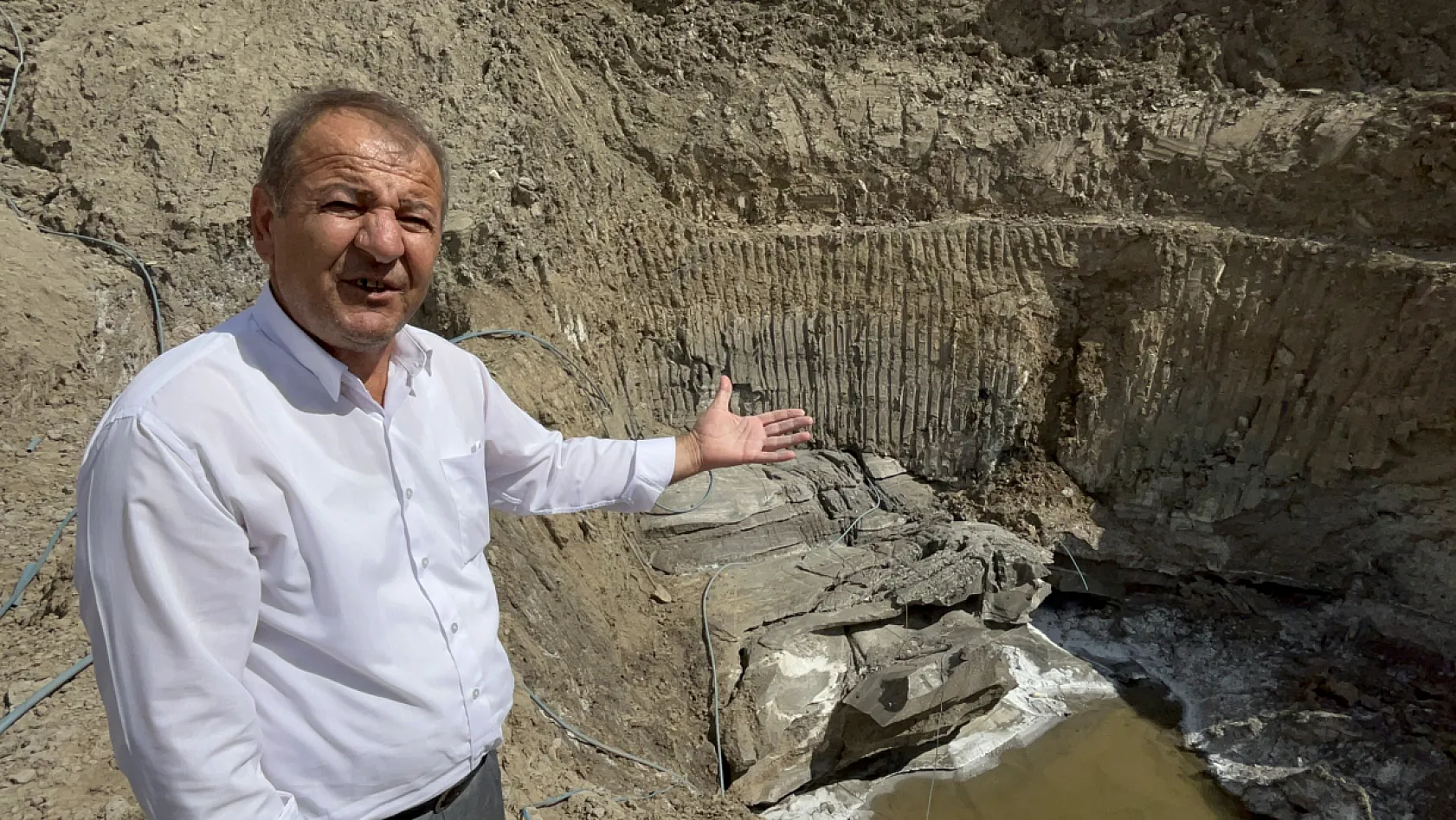 Devrilen kamyondaki 10 ton kapya biber yola saçıldı: 2 yaralı