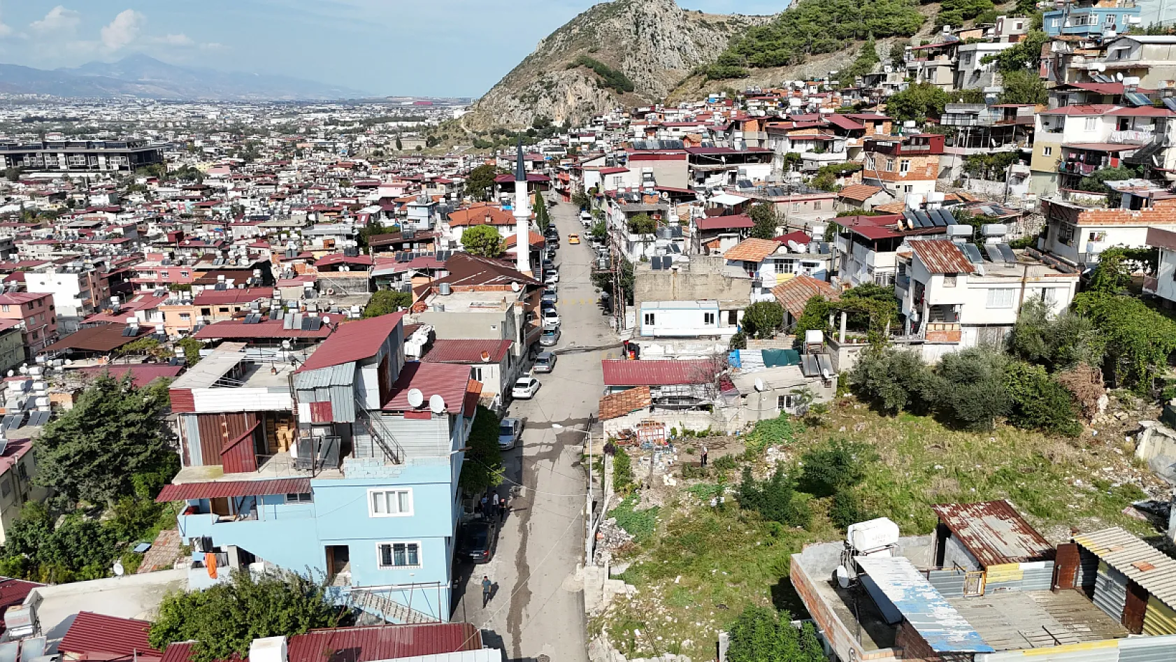 90 yaşında enkaz alanını bahçeye çevirdi, ürünlerini hayrına dağıtıyor