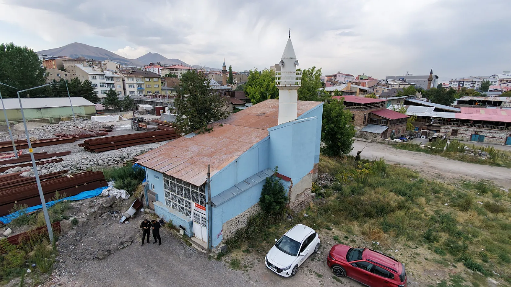 Evden bozma cami zamana direniyor