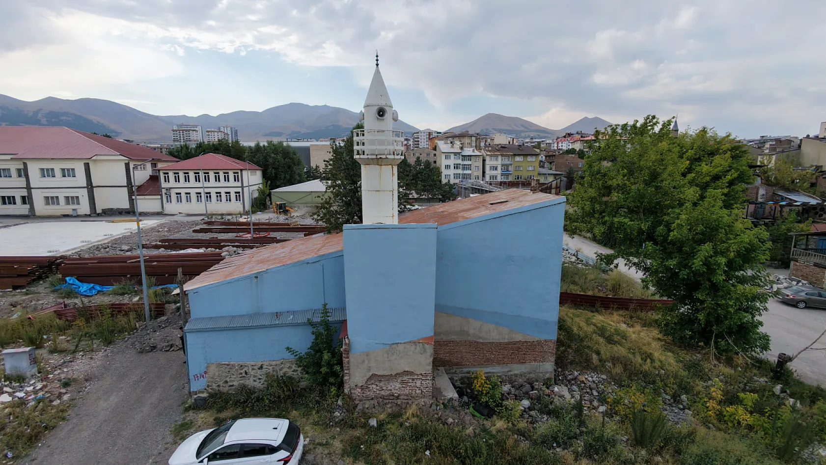 Evden bozma cami zamana direniyor