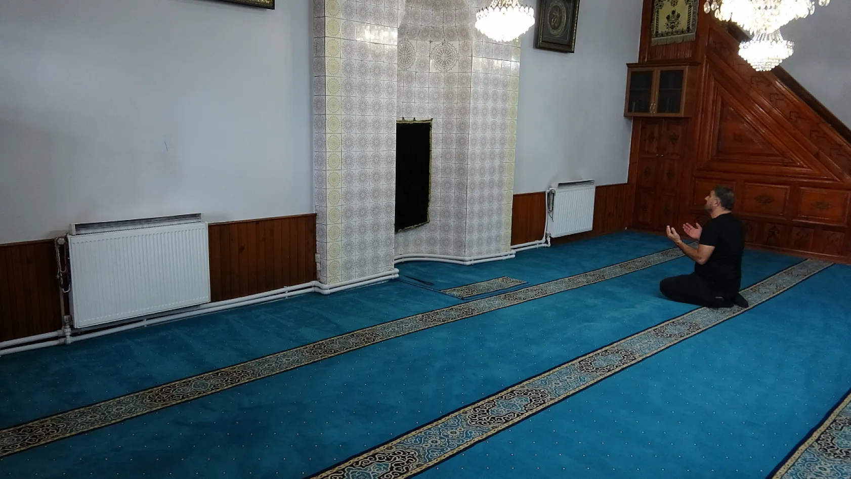 Evden bozma cami zamana direniyor