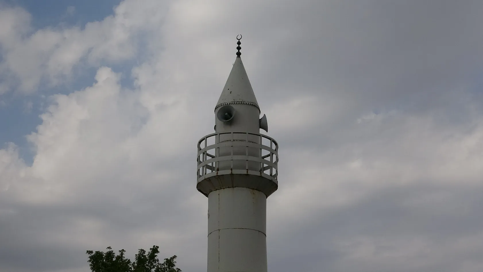 Evden bozma cami zamana direniyor