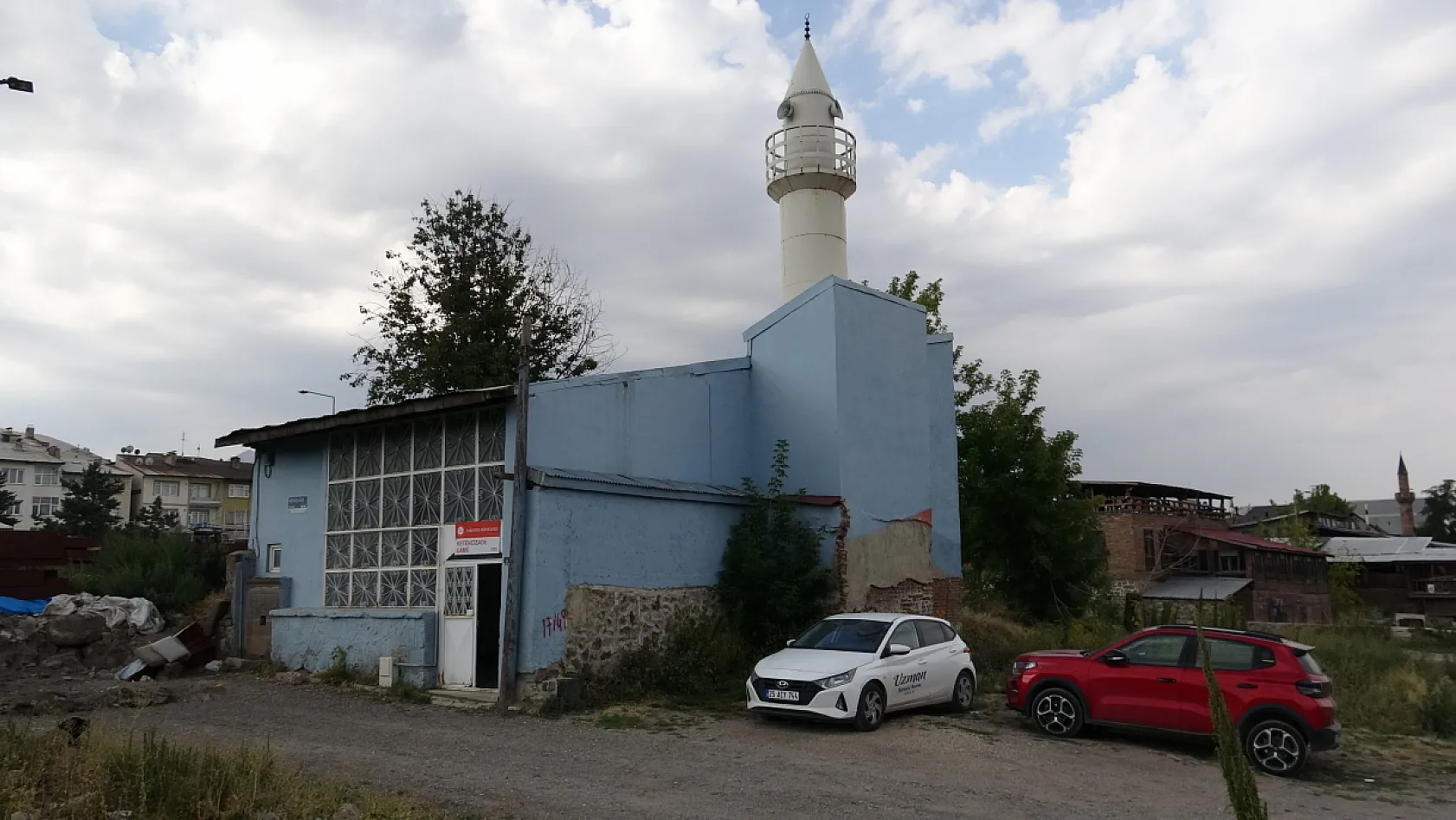 Evden bozma cami zamana direniyor