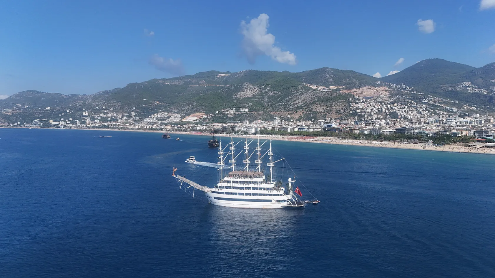 Alanya'da ekim ayında yazdan kalma günler: Kleopatra Plajı turistlerle doldu