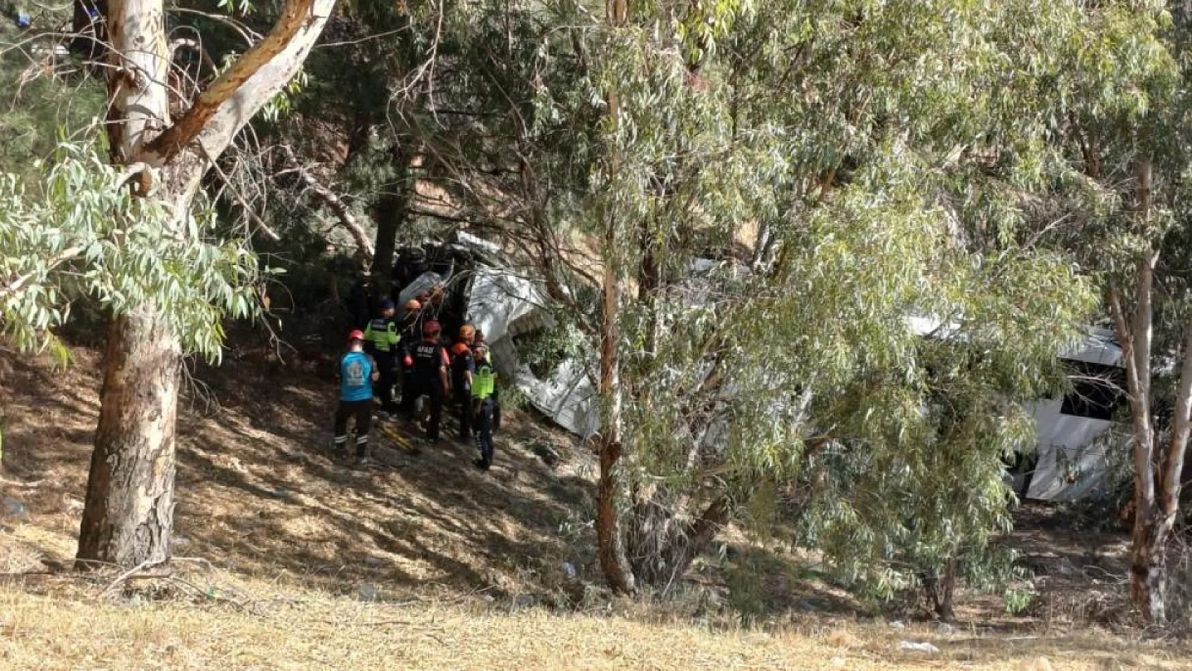 Aydın-İzmir otoyolu'nda feci kaza: 2 kişi hayatını kaybetti, 9 turist yaralandı