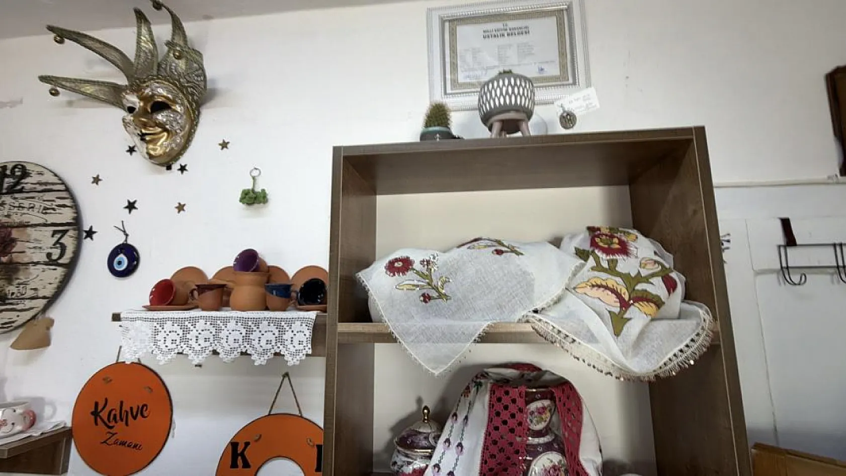 Kahve ve nakışı bir araya getirdi! İğne ve iplikle kişiye özel tasarımlar yapıyor
