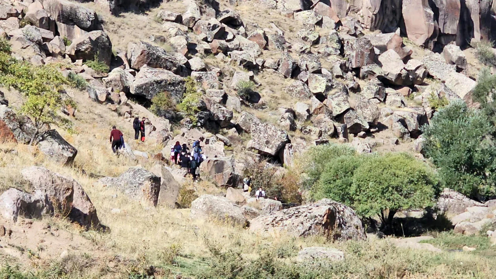 Doğaseverler Ahlat'ın tarihini ve doğasını keşfetti