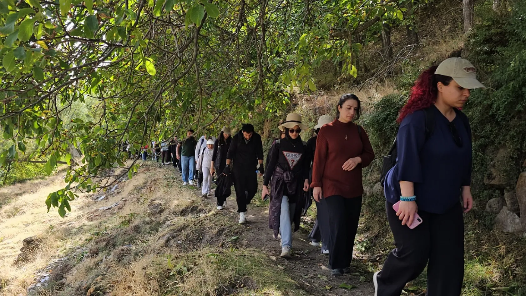 Doğaseverler Ahlat'ın tarihini ve doğasını keşfetti