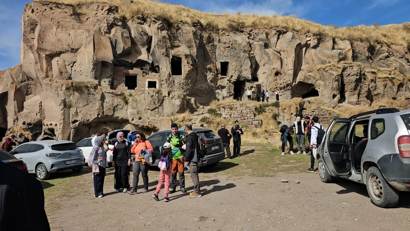 Doğaseverler Ahlat'ın tarihini ve doğasını keşfetti
