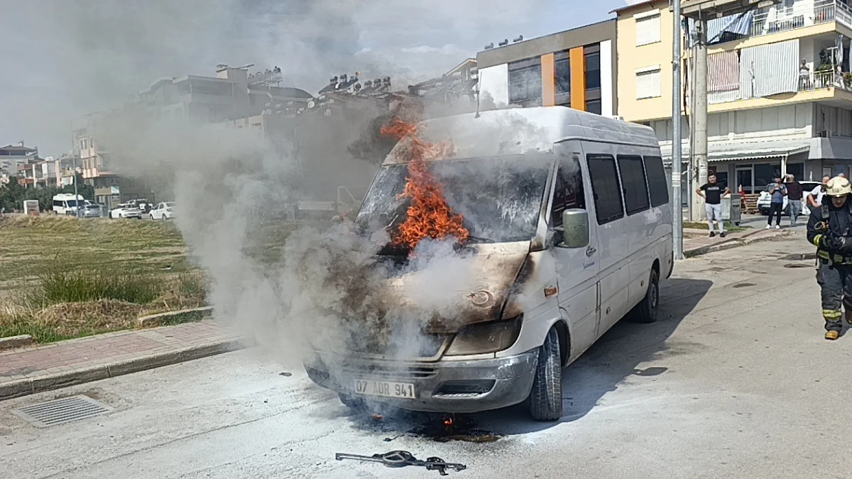 Yanan aracı söndüren itfaiyenin suyu, Türk bayrağı için aktı