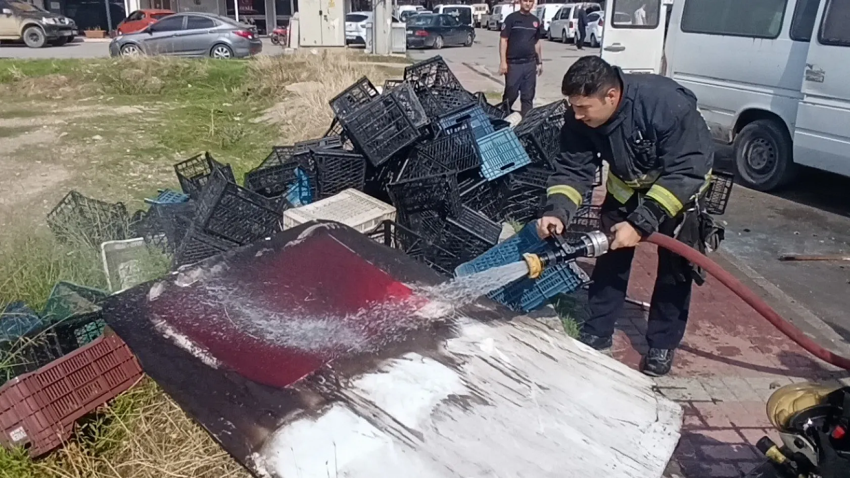 Yanan aracı söndüren itfaiyenin suyu, Türk bayrağı için aktı