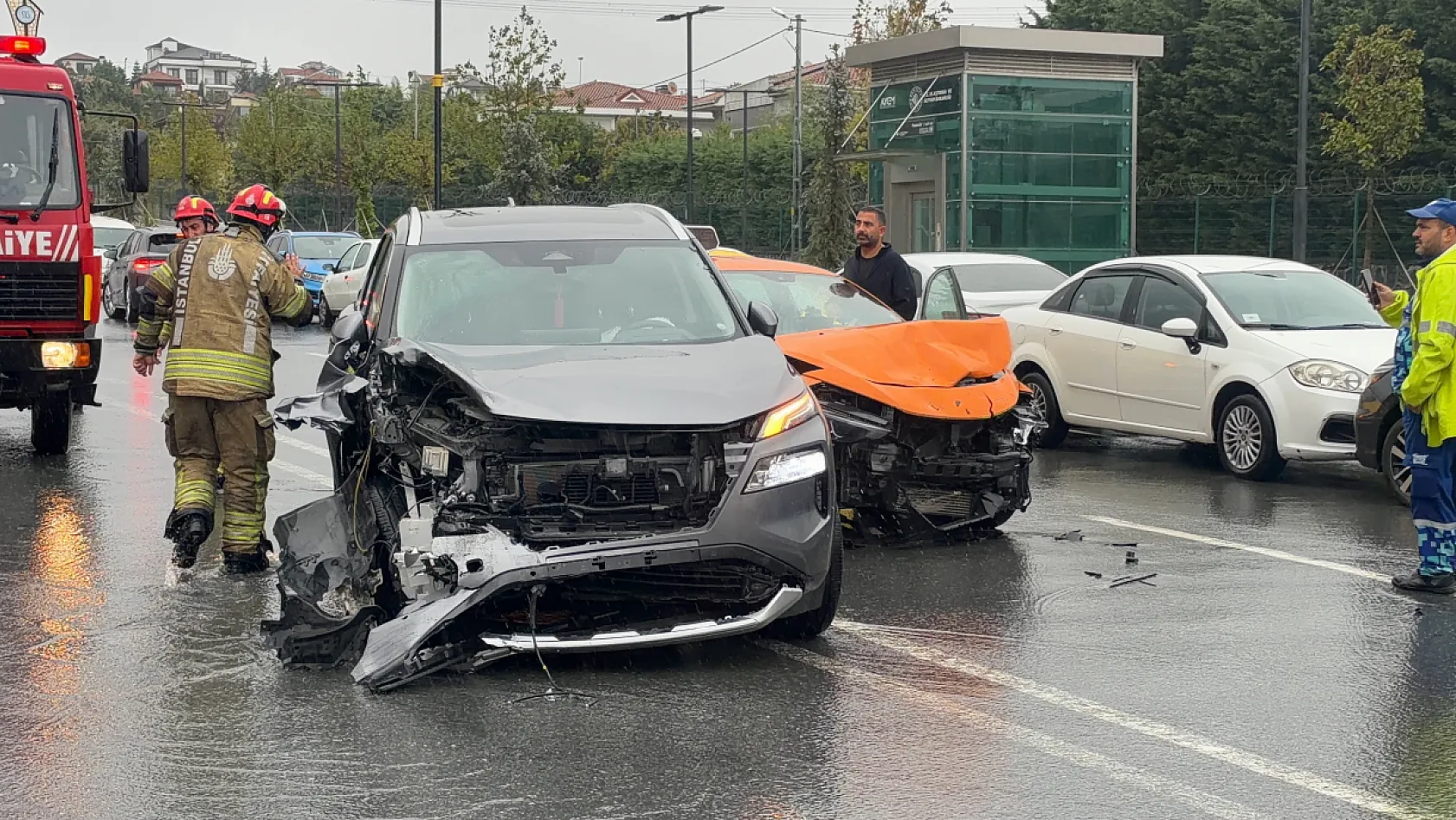 Arnavutköy'de sağanak kazayı beraberinde getirdi: 5 araç birbirine girdi