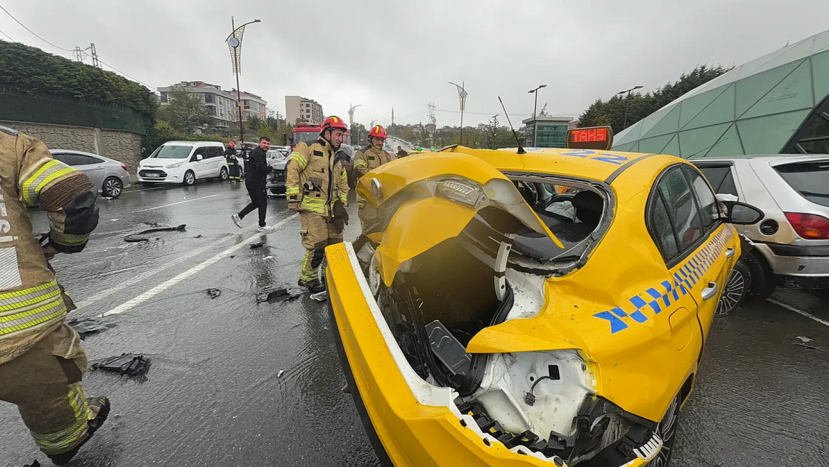 Arnavutköy'de sağanak kazayı beraberinde getirdi: 5 araç birbirine girdi