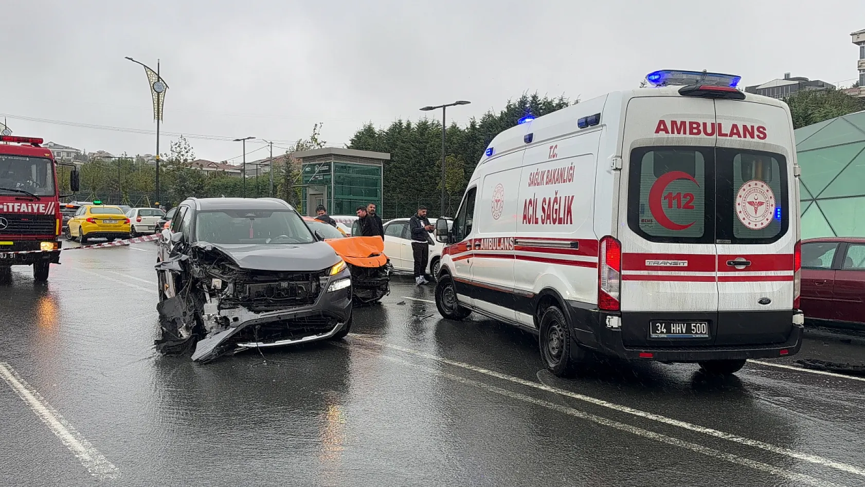 Arnavutköy'de sağanak kazayı beraberinde getirdi: 5 araç birbirine girdi