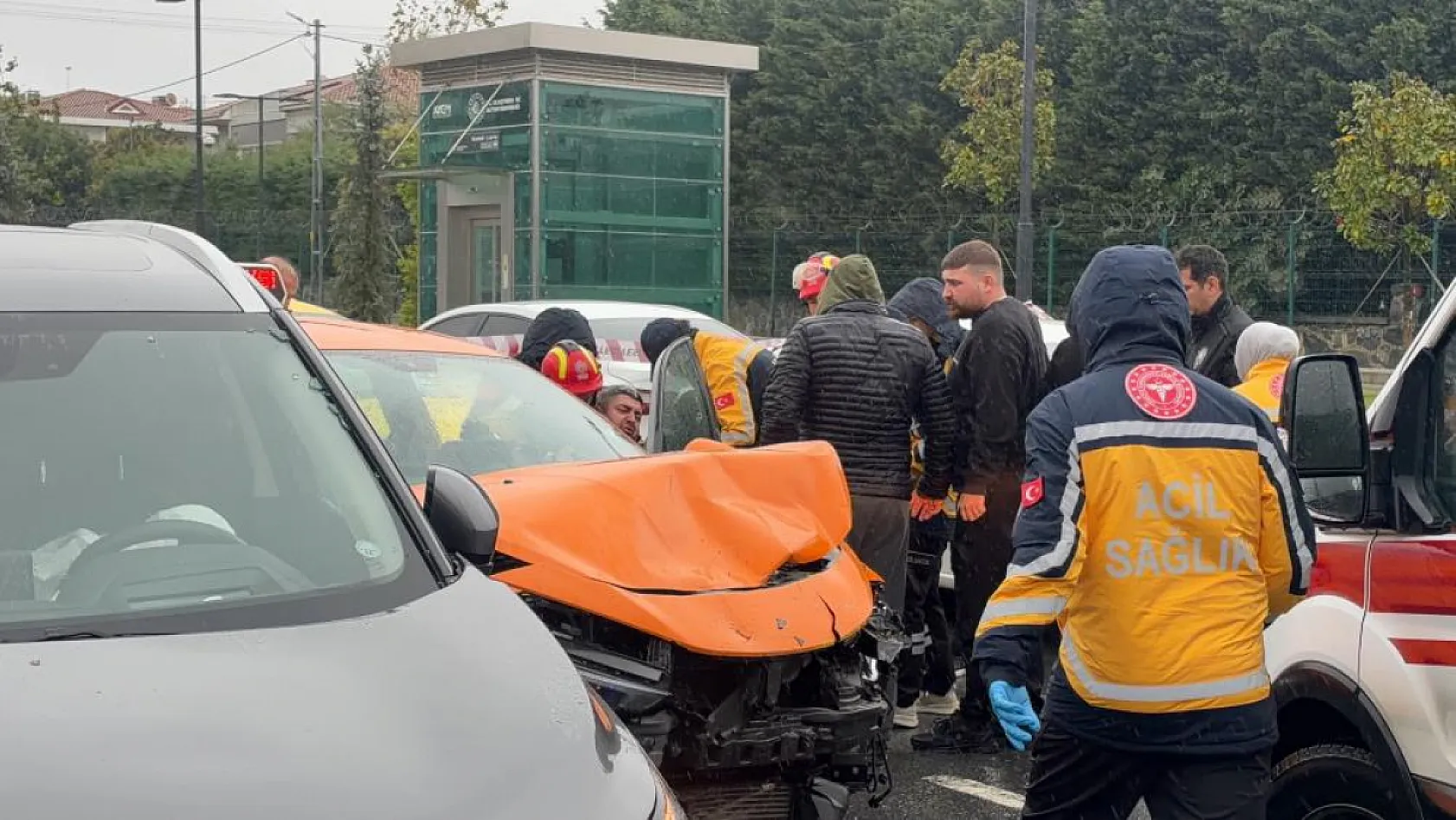 Arnavutköy'de sağanak kazayı beraberinde getirdi: 5 araç birbirine girdi
