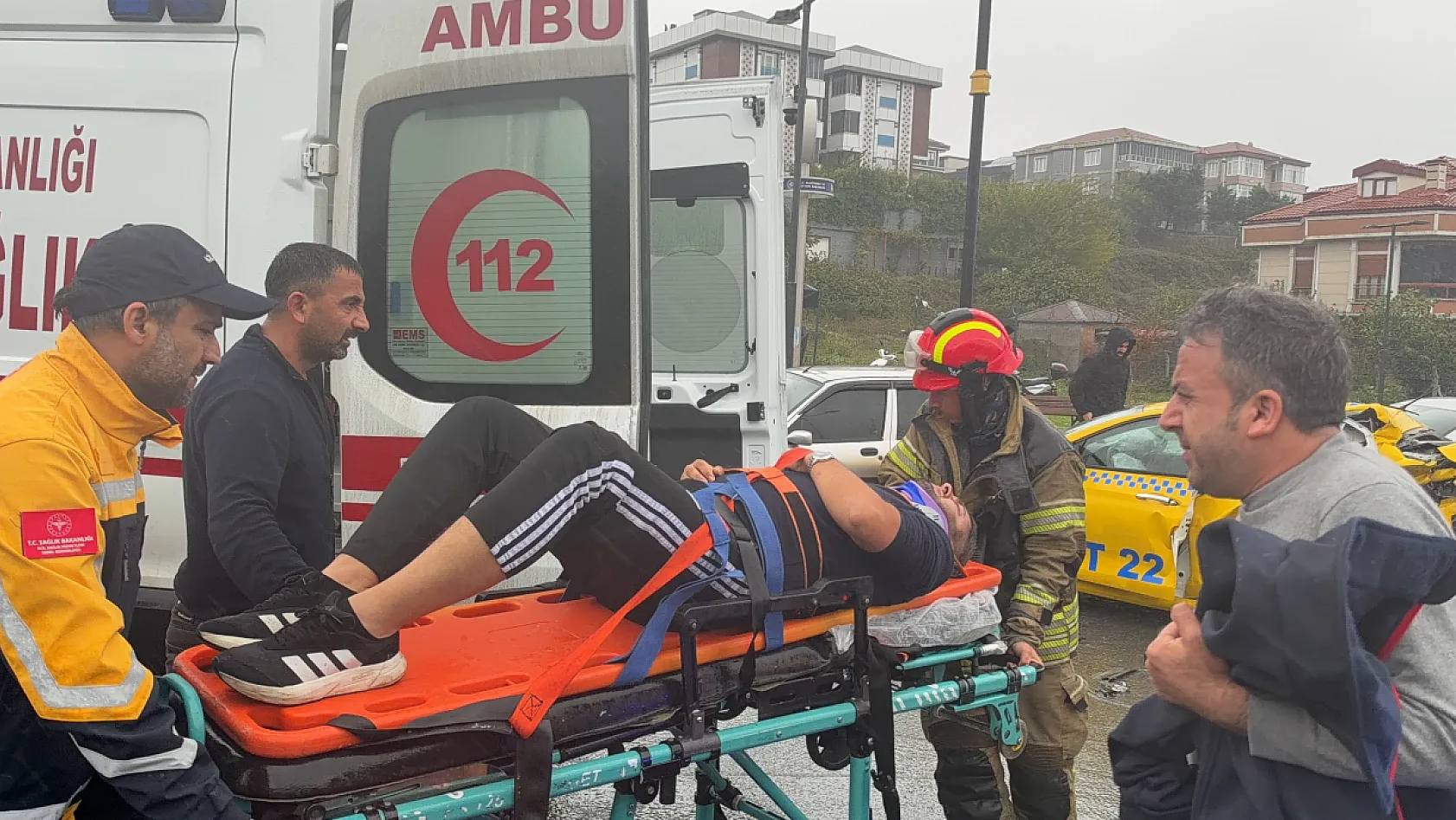 Arnavutköy'de sağanak kazayı beraberinde getirdi: 5 araç birbirine girdi