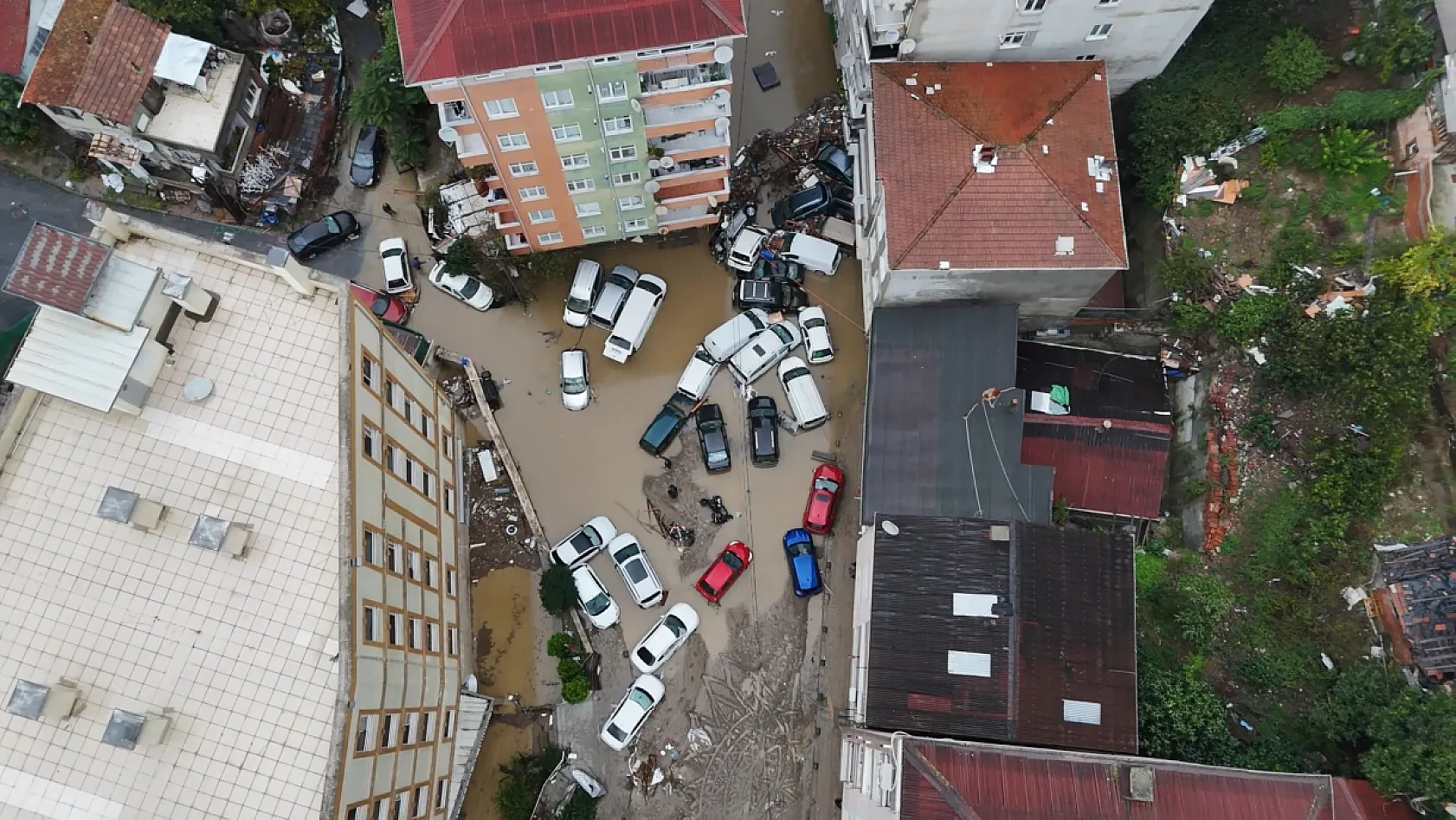 Sarıyer'de selin bilançosu havadan görüntülendi: Araçlar üst üste yığıldı