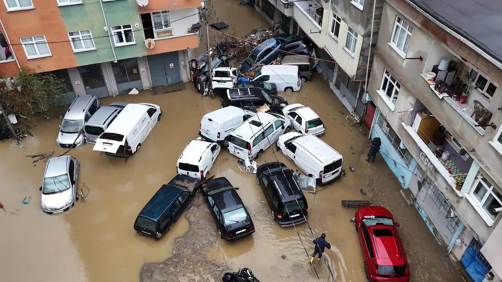Sarıyer'de selin bilançosu havadan görüntülendi: Araçlar üst üste yığıldı