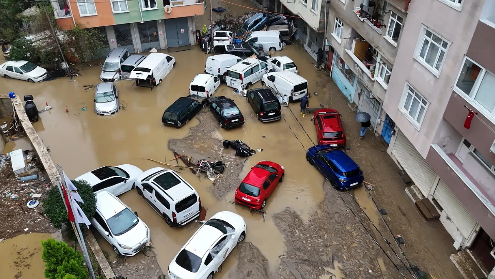 Sarıyer'de selin bilançosu havadan görüntülendi: Araçlar üst üste yığıldı