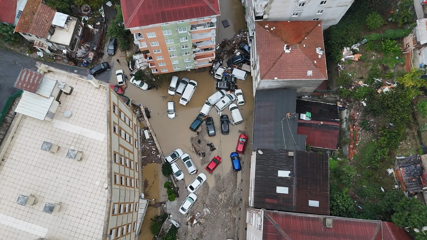 Sarıyer'de selin bilançosu havadan görüntülendi: Araçlar üst üste yığıldı